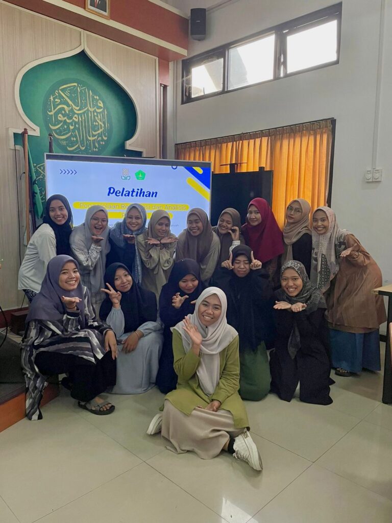 WhatsApp Image 2024 06 13 at 15.29.20 - Pelatihan Pengelolaan Referensi, Pencarian dan Analisis Sitasi: Mahasiswa Magister PGMI UIN Sunan Kalijaga Berkontribusi dalam Kegiatan Field Study