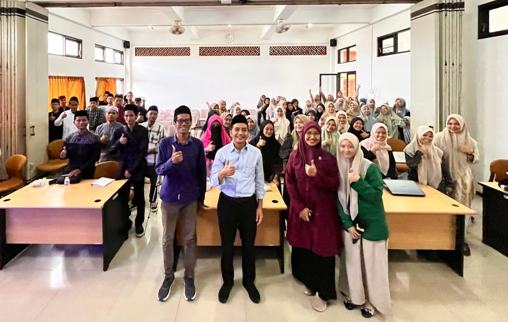 WhatsApp Image 2024 10 30 at 15.18.11 - Gelar Studium Generale, Fakultas Tarbiyah Bekali Mahasiswa Baru Tentang Peran Artificial Intelligence (AI) dalam Pendidikan Islam