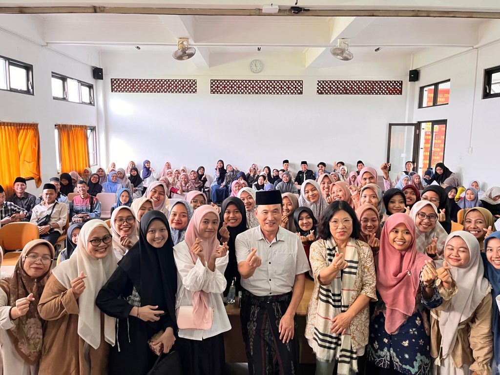 WhatsApp Image 2024 11 19 at 16.51.43 1 - Perdalam Wawasan tentang Model Pembelajaran Peer Instruction and Tutorial, Fakultas Tarbiyah dan Lembaga Bahasa Institut Ilmu Al-Qur’an An Nur Yogyakarta Selenggarakan Visiting Professor