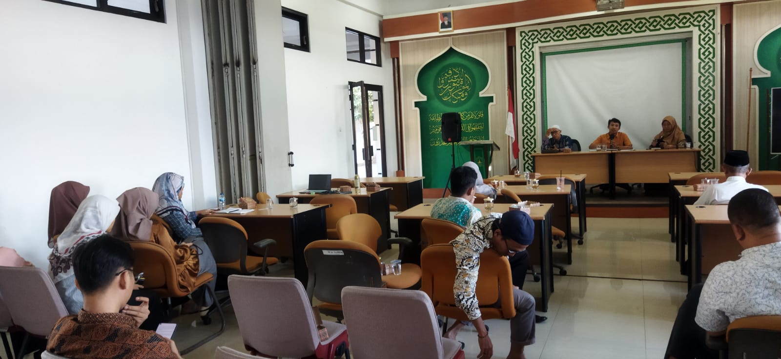 Fakultas Tarbiyah Mensosialisasikan dan Mengesahkan Visi Keilmuan dan Tujuan Program Studi PGMI Fakultas Tarbiyah IIQ An Nur Yogyakarta