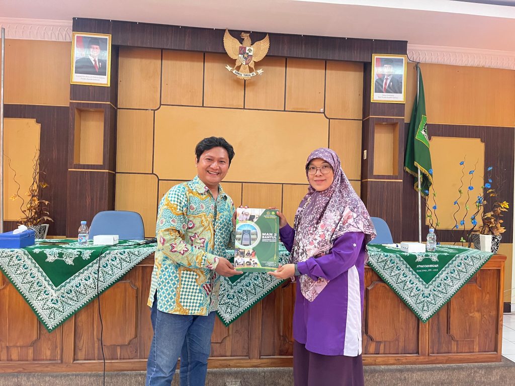 WhatsApp Image 2025 09 19 at 1.54.29 PM 1 - Mahasiswa PPL Fakultas Tarbiyah Resmi Ditarik, Nindy: Semoga Mereka Siap Jadi Guru Profesional Abad 21