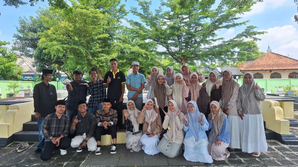 WhatsApp Image 2026 01 20 at 11.45.51 - Mahasiswa PAI IIQ An Nur Yogyakarta Lakukan Ziarah Edukatif, Maghfur: Agar Tumbuh Kesadaran Historis