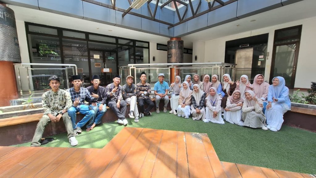 WhatsApp Image 2026 01 20 at 11.45.54 1 - Mahasiswa PAI IIQ An Nur Yogyakarta Lakukan Ziarah Edukatif, Maghfur: Agar Tumbuh Kesadaran Historis