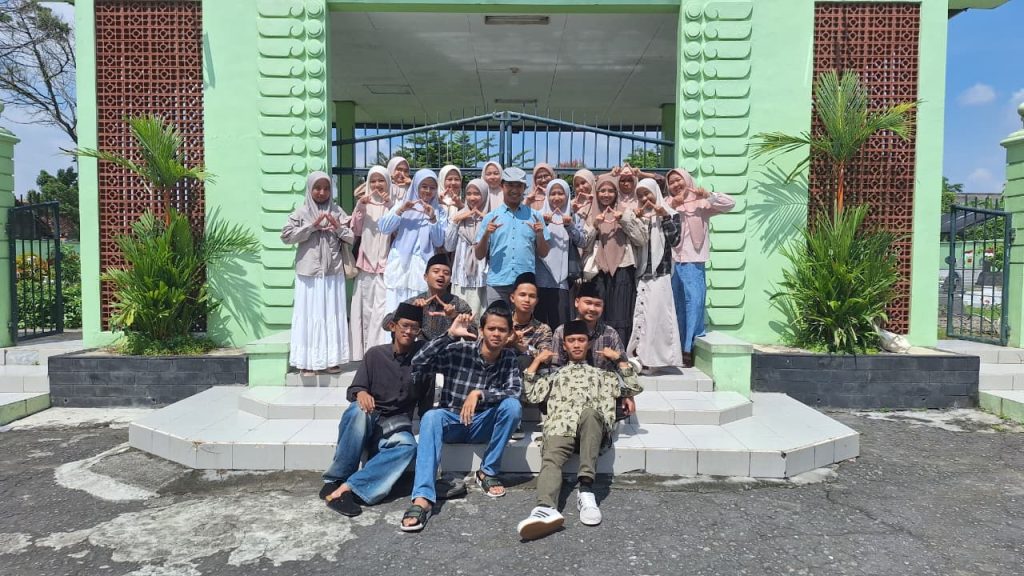 WhatsApp Image 2026 01 20 at 11.45.54 2 - Mahasiswa PAI IIQ An Nur Yogyakarta Lakukan Ziarah Edukatif, Maghfur: Agar Tumbuh Kesadaran Historis