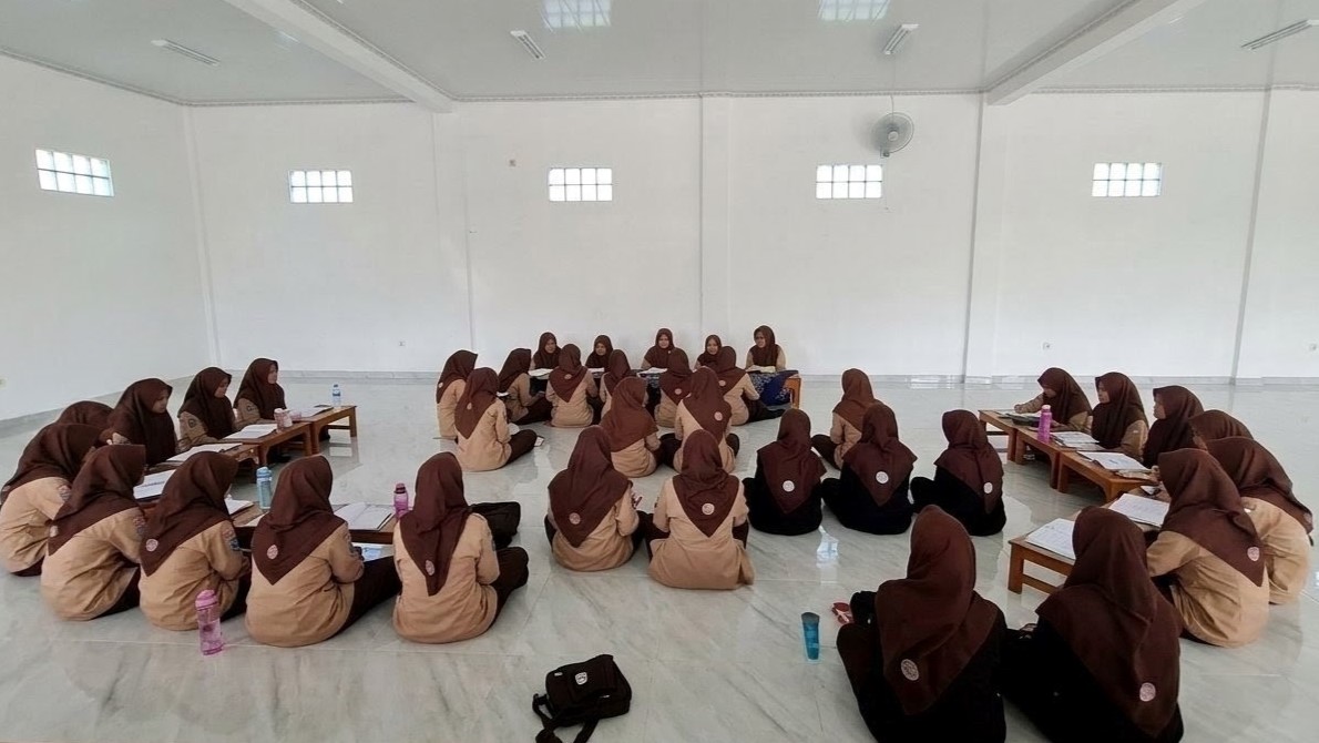 Mahasiswa PLP IIQ An Nur Yogyakarta Membersamai Siswa MA TQ El Muna Q dalam Penguatan Pembiasaan Keagamaan