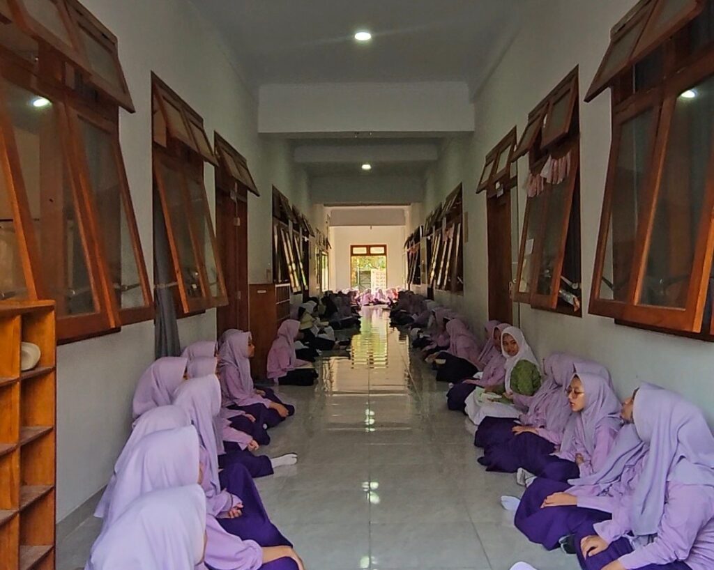 Mahasiswa PLP IIQ An Nur Yogyakarta Membersamai Siswa MA TQ El Muna Q dalam Penguatan Pembiasaan Keagamaan 2 Berita PLP 2 - Mahasiswa PLP IIQ An Nur Yogyakarta Membersamai Siswa MA TQ El Muna Q dalam Penguatan Pembiasaan Keagamaan