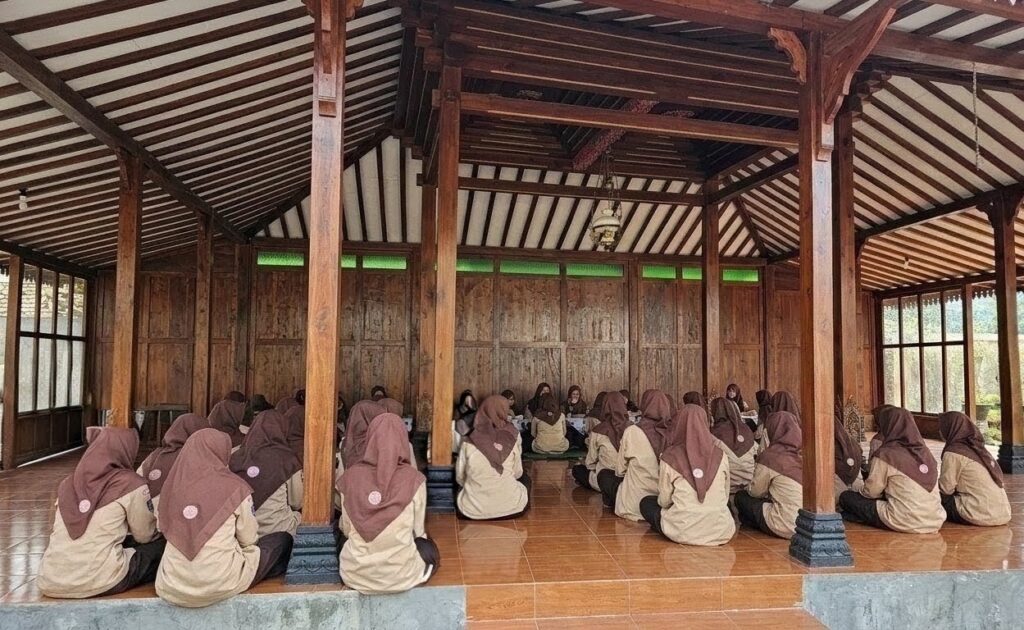 Mahasiswa PLP IIQ An Nur Yogyakarta Membersamai Siswa MA TQ El Muna Q dalam Penguatan Pembiasaan Keagamaan 3 Berita PLP 3 - Mahasiswa PLP IIQ An Nur Yogyakarta Membersamai Siswa MA TQ El Muna Q dalam Penguatan Pembiasaan Keagamaan