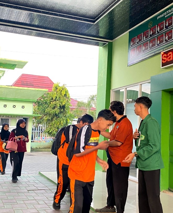 Salam Pagi di MTsN 4 Bantul: Pembiasaan Karakter dan Penguatan Interaksi Edukatif melalui Keterlibatan Mahasiswa PLP